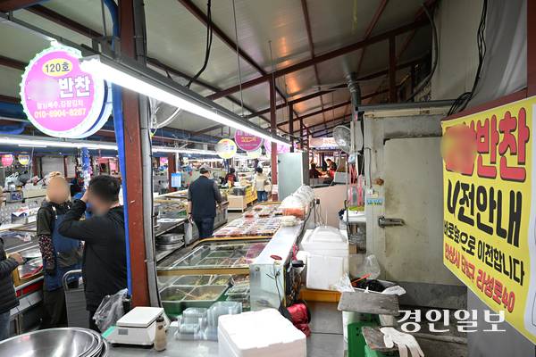 사진은 31일 안산시 단원구 원곡동 보성프라자 건물 내 시장 모습. 2026.3.31 /임열수기자 pplys@kyeongin.com