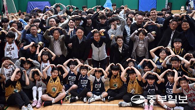 5일 오전 용인시청 하늘광장에서 열린 2026 용인시 조아용 Winner Ball 전국 3x3 농구대회에서 최윤정 중부일보 대표이사, 류광열 용인시 제1부시장, 유진선 용인시의회 의장, 염태희 용인시농구협회 회장 등 내빈들과 참가선수들이 개회식을 마치고 기념촬영을 하고 있다. 김경민기자