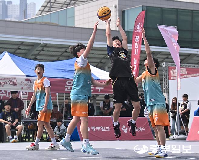 중등부 선수들이 치열한 경합을 벌이고 있다. 김경민기자