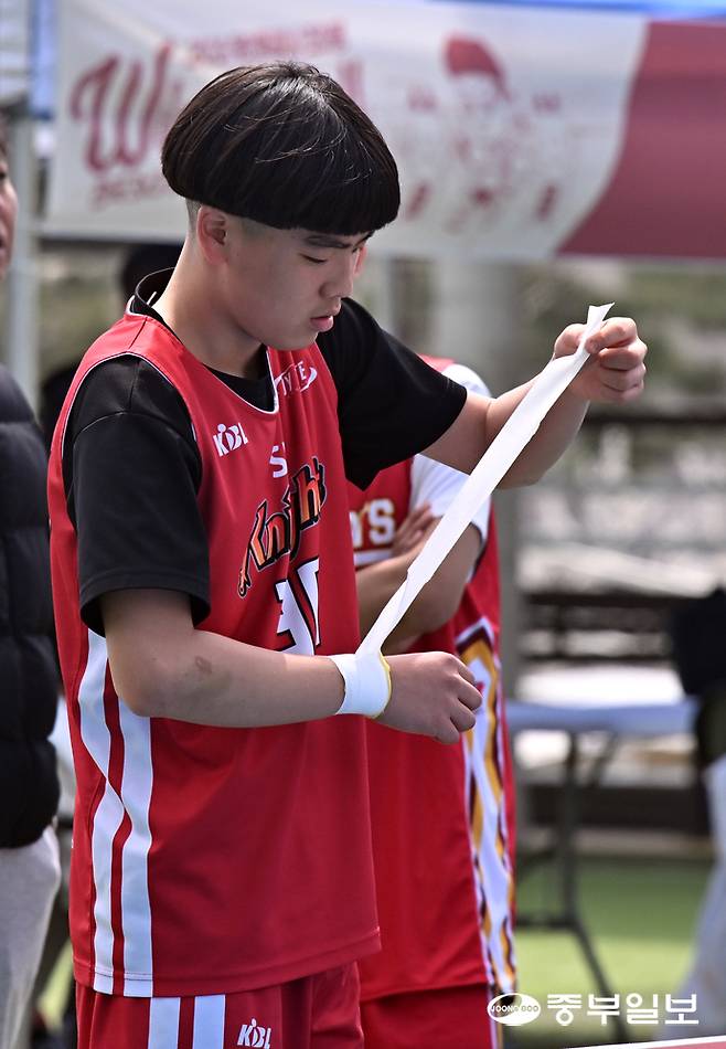한 선수가 시합 준비를 하고 있다. 김경민기자