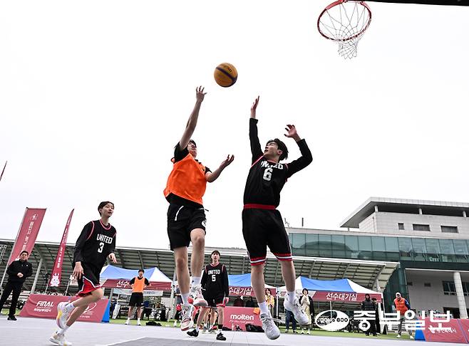 고등부 선수가 슛을 시도하고 있다. 김경민기자