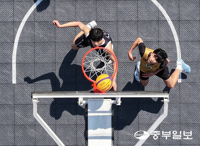 5일 오후 용인시청에서 열린 2026 용인시 조아용 위너볼 3x3 농구대회에 참여한 선수들이 열정적인 플레이를 보여주고 있다. 임채운기자