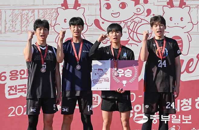 2026 용인시 조아용 위너볼 3x3 농구대회 고등부 우승을 차지한 수원 노피어가 우승 세레머니를 하고 있다. 임채운기자
