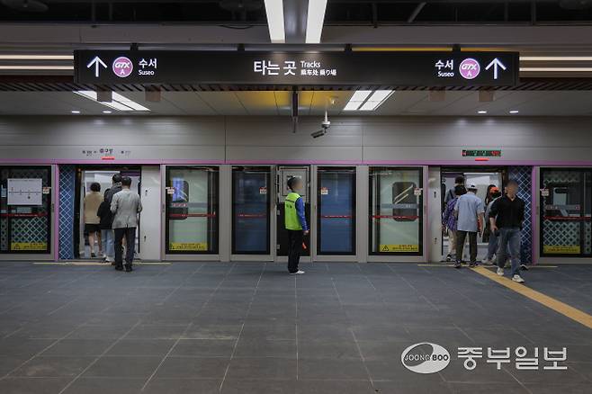 지난 29일 10시 25분께 구성역에서 시민들이 수서행 GTX-A 열차에 탑승하고 있다. 사진=조성윤기자