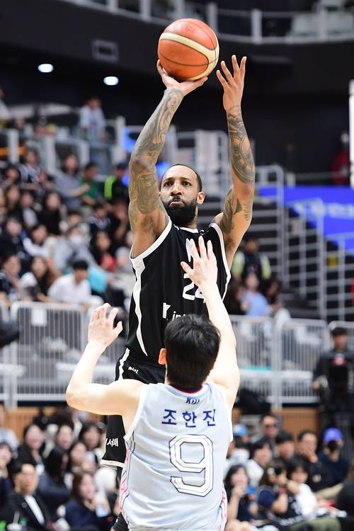 5일 수원 KT소닉붐 아레나서 열린 2025~2026 LG전자 프로농구 정규리그 울산 현대모비스와의 홈 경기서 KT 데릭 윌리엄스가 슛을 시도하고 있다. 사진=KBL