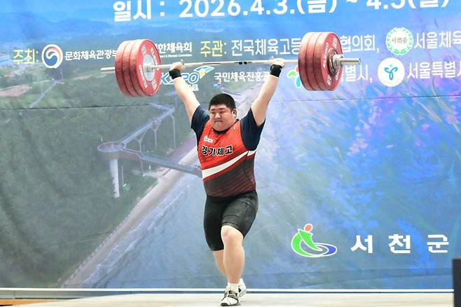 5일 충남 서천군민체육관에서 폐막한 제40회 문화체육관광부장관기 전국체육고등학교 체육대회 역도서 2관왕을 달성한 경기체고 이동훈이 용상 경기를 치르고 있다. 사진=경기체육고등학교