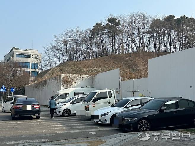 인천 남동구 서창동 657번지 인근에 불법 주정차 차량들이 세워져 있다. 장수빈 기자