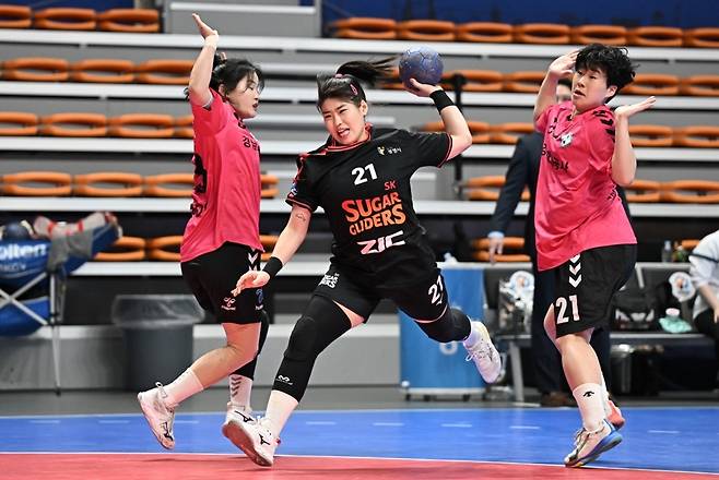 4일 오후 8시 강원도 삼척시 시민체육관에서 열린 신한 SOL 뱅크 2025~2026 핸드볼 H리그 정규리그 여자부 3라운드 SK 슈가글라이더즈와 경남개발공사의 경기에서 SK 최지혜가 상대 수비를 뚫고 슛을 하고 있다.