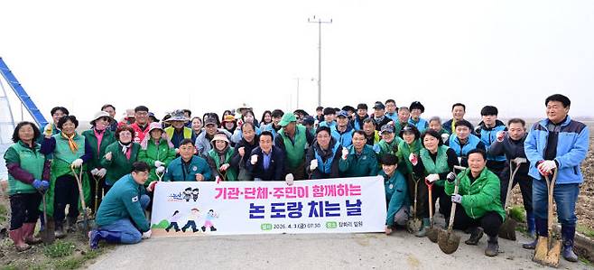 올해로 3년째를 맞이한 ‘논도랑 치는 날’은 논산시만의 차별화된 재해 예방 자구책이다.(사진=논산시 제공)