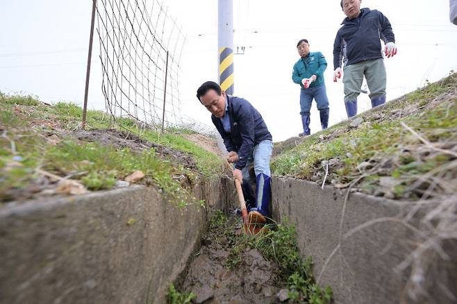 백성현 논산시장이 직접 삽을 들고 주민들과 함께 흙을 파고 있다. 백 시장은 격식 없이 주민들 곁에서 작업하며 영농 현장의 고충과 건의 사항을 직접 경청했다.(사진=논산시 제공)