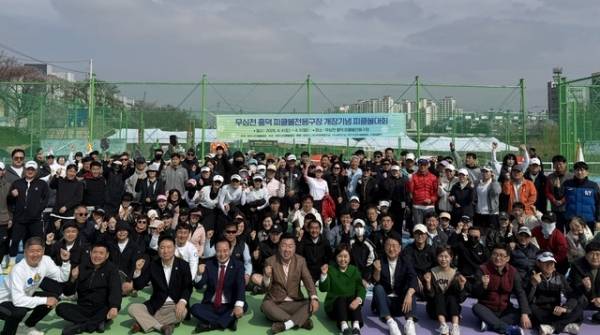 5일 오전 충북 청주 흥덕 피클볼전용구장에서 우귀남 청주시피클볼협회장과 클럽 회원 등 200여명이 개장식을 가진 뒤 기념 촬영을 하고 있다./이용주기자&nbsp;