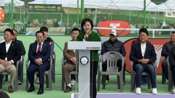 5일 오전 충북 청주 흥덕 피클볼전용구장에서 열린 개장식에서 우귀남 청주시피클볼협회장이 대회사를 하고 있다./이용주기자&nbsp;