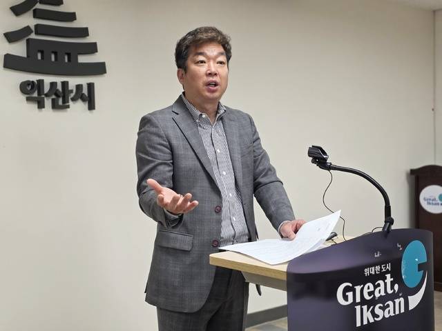 자신을 익산시민이자 더불어민주당 권리당원이라고 밝힌 박의성 씨가 3일 익산시청에서 기자회견을 열고 “최정호 예비후보와 관련해 부동산실명법 위반 등의 혐의로 익산경찰서에 고발장을 제출했다”면서 최 예비후보의 공개적인 설명과 민주당 차원의 공정한 검증, 경찰의 신속한 수사를 촉구하고 있다./사진=송승욱 기자