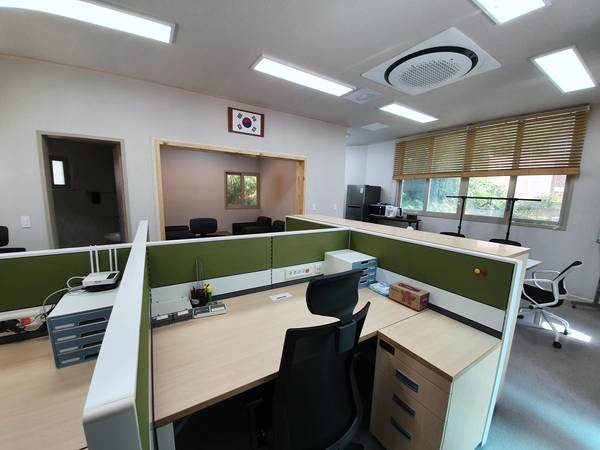 통영시 두미도 북구마을 섬택근무 사무실 내부. /경남도