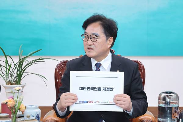 우원식 국회의장이 3일 국회 집무실에서 발의를 앞둔 헌법개정안을 들고 제정당 원내대표들을 만나고 있다. /연합뉴스