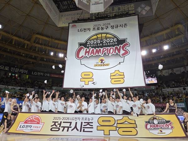 창원LG가 5일 창원체육관에서 경기 종료 후 정규리그 우승 세리머니를 하고 있다. /박신 기자