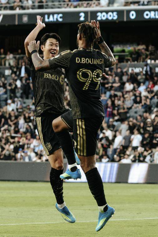 LAFC의 손흥민이 5일 미국 LA에서 열린 올랜도시티와의 2026 MLS 경기에서 도움을 기록한 뒤 그의 도움으로 골을 성공시킨 드니 부앙가와 기쁨을 나누고 있다. LAFC SNS 제공
