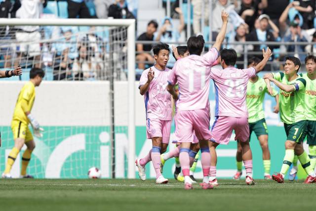 프로축구 K리그2 대구FC 김강산이 1대1 동점골을 넣은 뒤 선수들과 함께 기쁨을 나누고 있다. K리그 제공