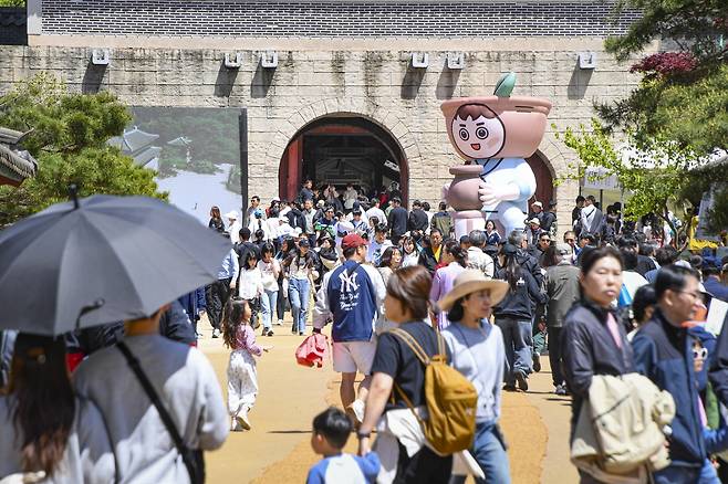 지난해 문경찻사발축제가 열린 문경새재 오픈세트장 광화문 앞 전경. /문경시 제공