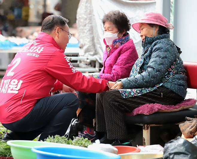 김재원 경북도지사 예비후보가 지난 4일 청도시장을 찾아 상인들과 만나 경기 침체와 물가 상승, 인건비 부담 등 현장의 애로사항을 듣고 있다./김재원 예비후보 선거사무소 제공