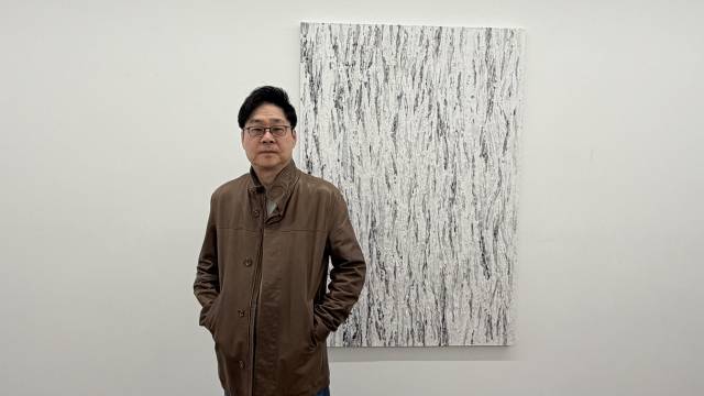 데이트갤러리 전시장에서 포즈를 취한 김춘환 작가. 김은영 기자 key66@