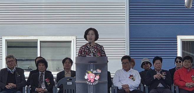 ▲ 최정애 영천시 부시장이 제16회 영천복사꽃 전국사진촬영대회에서 축사를 하고 있다. 권오석 기자