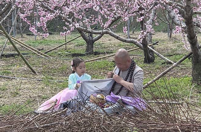 ▲ 제16회 영천복사꽃 전국사진촬영대회에서 노스님과 어린이 모델이 포즈를 취하고 있다. 권오석 기자