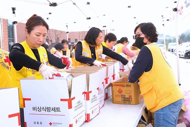 ▲ 지난달 23일 오전 재난구호물류센터 앞에서 2026년도 재난 대비를 위한 구호물자 제작과 비축 활동을 펼치는 장면 , 대한적십자사 경북지사 제공