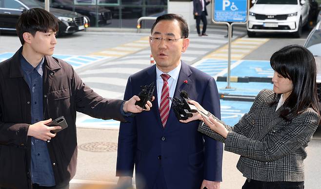 ▲ 주호영 국회부의장이 지난달 27일 서울 양천구 서울남부지방법원에서 자신을 6·3 지방선거 공천에서 배제(컷오프)한 국민의힘 공천관리위원회 결정 효력을 정지해 달라며 낸 가처분 신청 심문에 출석하며 취재진 질문에 답하고 있다. 연합