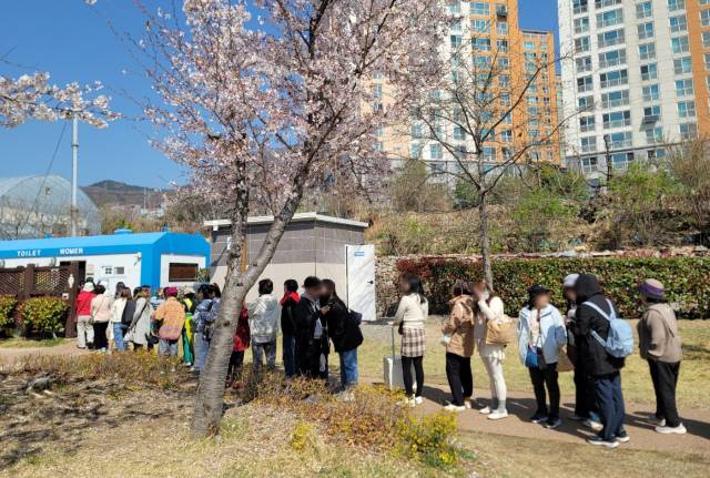 지난 2일 창원시 진해구 경화역 인근에서 화장실을 이용하기 위해 시민들이 줄을 서 기다리고 있다.