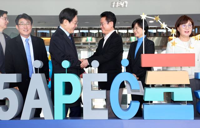 계엄 이틀전인 2024년 12월1일 경북도청을 방문한 이재명 대통령이 도청 로비에 설치된 경주 2025 APEC KOREA 개최 기념장소에서 이철우 도지사와 손을 맞잡고 인사하고 있다. 경북도 제공.