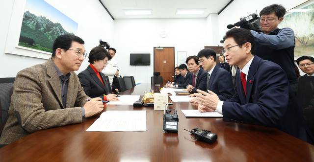 이철우 경북도지사와 김정기 대구시장 권한대행이 2026년 2월 국회 행정안전위원회 신정훈 위원장을 만나 대구경북 통합특별법 통과를 당부하고 있다. 경북도 제공