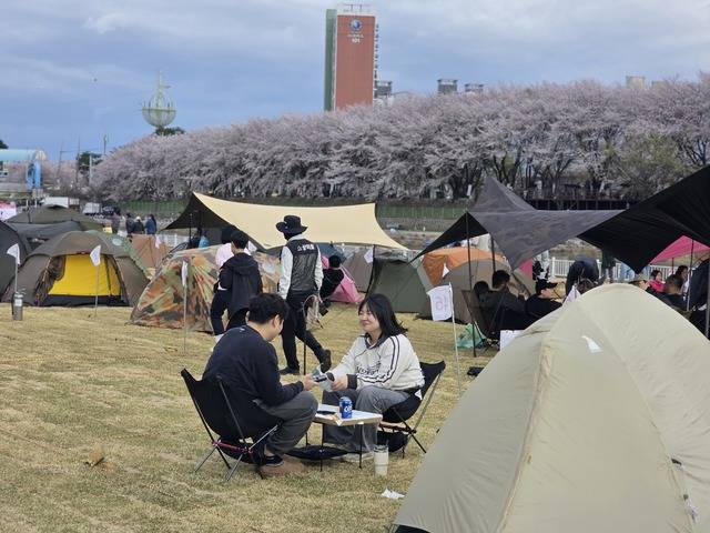 상주시는 지난 4일~5일 이틀간 북천시민공원 일원에서 '2026 벚꽃에 물든 상상주도 비박페스티벌'을 성황리에 개최했다. 상주시 제