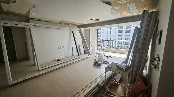 이달 초, 이석호씨의 아파트 내부. 당초 이씨는 A씨 업체와 2월에 계약을 했고, 3월에 공사 완료가 완료될 예정이었지만, 공사는 차일피일 미뤄졌다며 피해를 호소했다. 이석호씨 제공