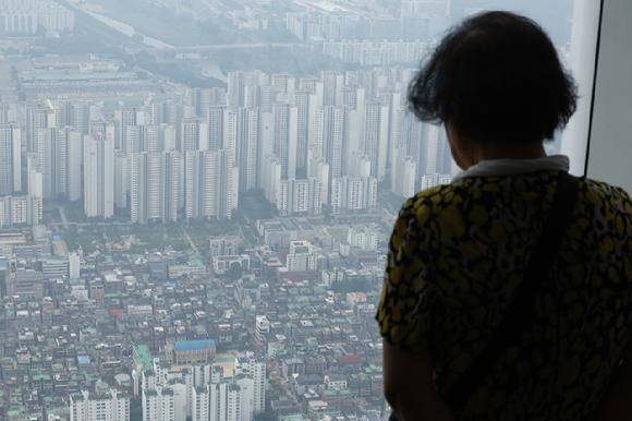 서울 송파구 롯데월드타워 전망대에서 바라본 서울 시내 아파트와 빌라 단지. [사진=연합뉴스]