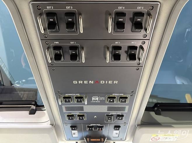 이네오스 그레나디어 실내 버튼. 사진=권지용 기자