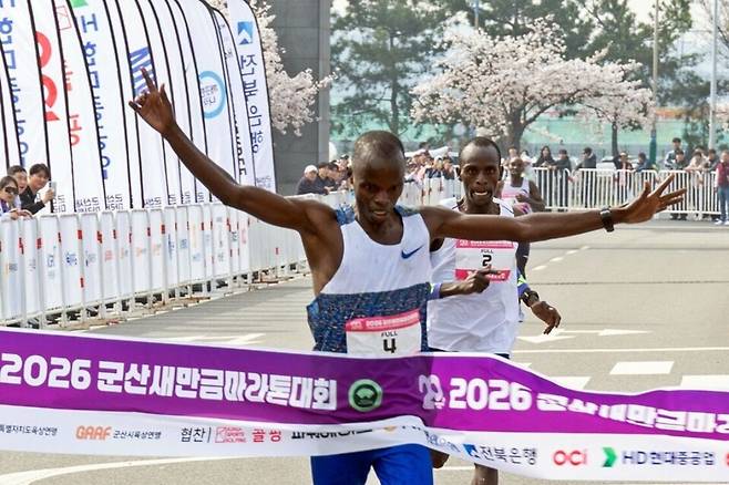 &nbsp;아이삭 킵케보이 투(32·케냐)가 '2026 군산새만금마라톤대회'에서 대회신기록으로 우승했다./군산시