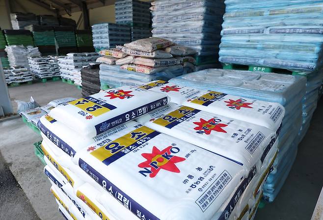 ▲지난달 10일 경기도 고양시 한 농자재 센터에 요소 비료가 쌓여 있다.