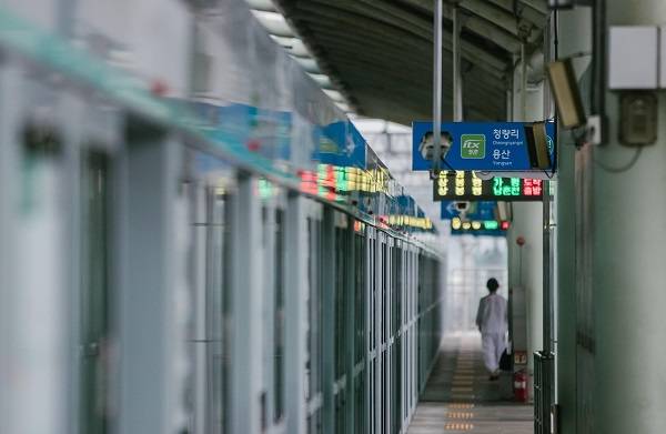 기초연금 수급 기준을 적용해 소득 상위 30% 노인에게만 요금을 부과하면, 무임승차로 인한 적자를 크게 줄일 수 있다는 시뮬레이션 결과가 나왔다. ⓒ픽사베이