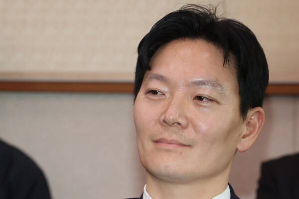 '쌍방울 대북 송금' 사건을 수사했던 박상용 인천지방검찰청 부부장검사가 3일 국회에서 열린 '윤석열정권 정치검찰조작기소 의혹사건 진상규명' 국정조사특별위원회 전체회의에서 증인 선서를 거부한 뒤 서영교 위원장의 지적에 미소 짓고 있다. 2026.4.3. 연합뉴스