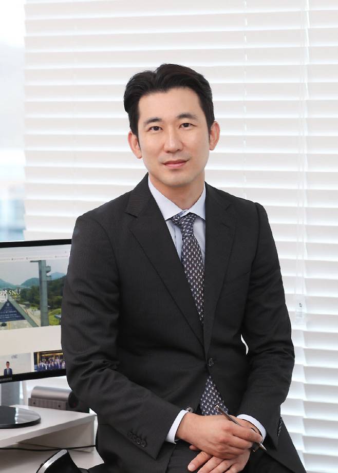 이종섭 서울대 경영대학 교수. △서울과학고 △서울대 기계항공우주공학부 학사 △컬럼비아대 금융공학 석사 △뉴욕대 스턴경영대 재무금융 석박사 △전 금융위원회디지털자산민관합동TF 위원 △전 기획재정부 재정정책자문위원 △현 부산 블록체인 규제자유특구 운영위원 △현 한국금융공학회부회장 △차기 한국재무관리학회 부회장 (사진=이종섭 교수 제공)