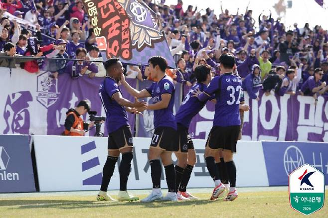 FC안양 선수들이 아일톤의 득점 후 기뻐하고 있다. 사진=한국프로축구연맹