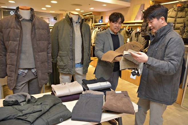 한 중년 남성이 백화점의 한 캐주얼 브랜드에서 의류를 쇼핑하고 있다. (사진=뉴시스)