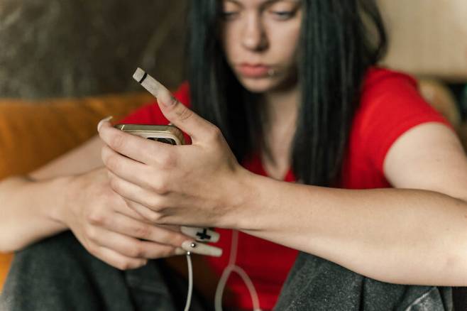 스마트폰 속 짧은 영상과 소셜 미디어에 반복 노출될수록 뇌는 쉬운 정보에 길들여져 인지 기능이 서서히 저하되는 '뇌 썩음' 현상이 나타날 수 있다. 사진=게티이미지뱅크