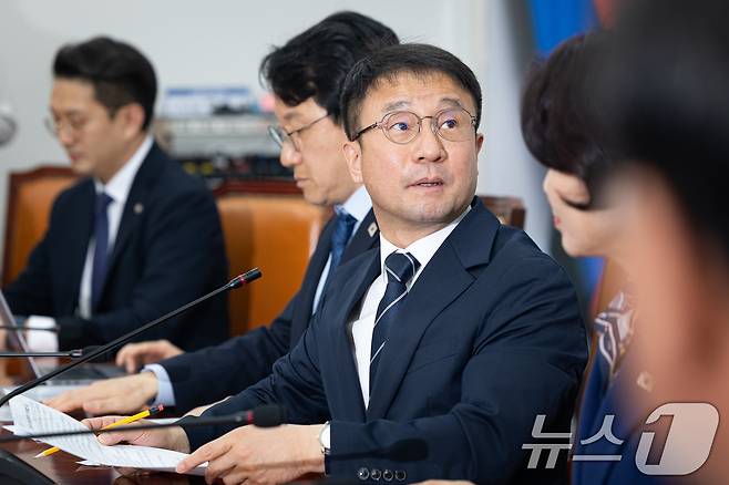 한병도 더불어민주당 원내대표가 지난달 31일 서울 여의도 국회에서 열린 원내대책회의에 앞서 비상경제상황판을 바라보고 있다. 2026.3.31 ⓒ 뉴스1 유승관 기자