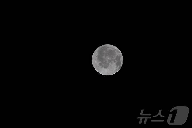 3일(현지시간) 미 항공우주국(NASA) 아르테미스 2호 임무 셋째 날, 오리온 우주선의 창문을 통해 촬영한 달의 모습. 2026.04.05 ⓒ 뉴스1 (NASA 제공) ⓒ 로이터=뉴스1