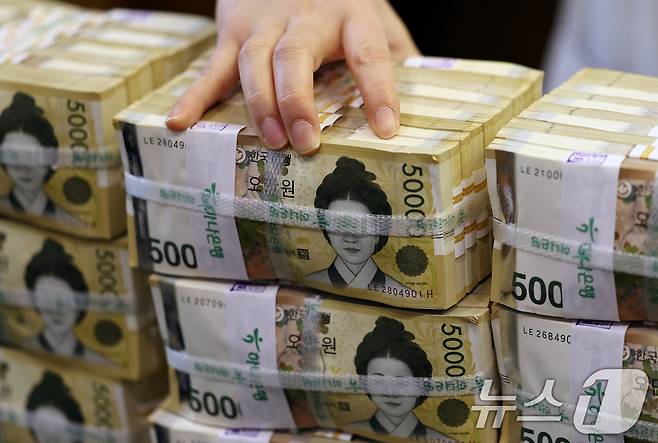 지난달 원화의 실질 가치가 7개월 만에 반등한 것으로 나타난 가운데 24일 오전 서울 중구 하나은행 위변조대응센터에서 관계자가 원화 5만원권 지폐를 정리하고 있다. 이날 한국은행과 국제결제은행(BIS)의 분석에 따르면, 교역 구조와 각국 물가 차이를 반영한 한국의 실질실효환율지수는 올해 1월 기준 86.86(2000년 수준=100)으로 집계됐다. 2026.2.24 ⓒ 뉴스1 구윤성 기자