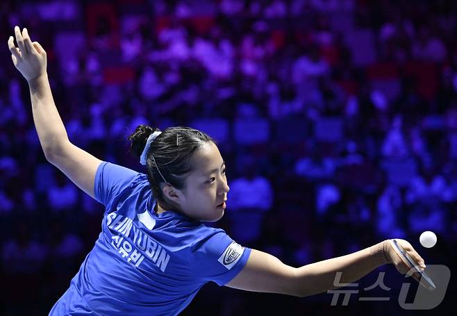 신유빈이 4일 중국 마카오에서 열린 2026 국제탁구연맹(ITTF) 남녀 월드컵 여자 단식 8강전에서 중국의 천싱퉁과 경기하고 있다. ⓒ 신화=뉴스1