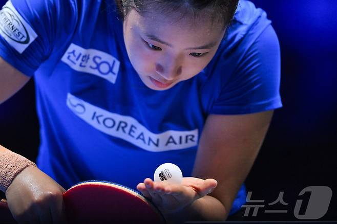 신유빈이 4일 중국 마카오에서 열린 2026 국제탁구연맹(ITTF) 남녀 월드컵 여자 단식 8강전에서 중국의 천싱퉁과 경기하고 있다. ⓒ 신화=뉴스1