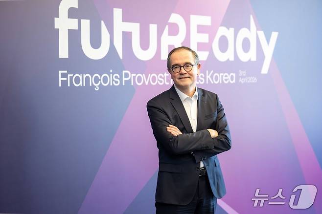 프랑수아 프로보 르노그룹 회장이 3일 서울 서초구 JW메리어트 호텔에서 열린 미디어 라운드 테이블에서 지난달 발표한 그룹 중장기 전략 '퓨처레디(futuREady) 플랜'을 한국 취재진에 설명한 뒤 기념 사진을 촬영한 모습(르노코리아 제공). 2026.4.3.